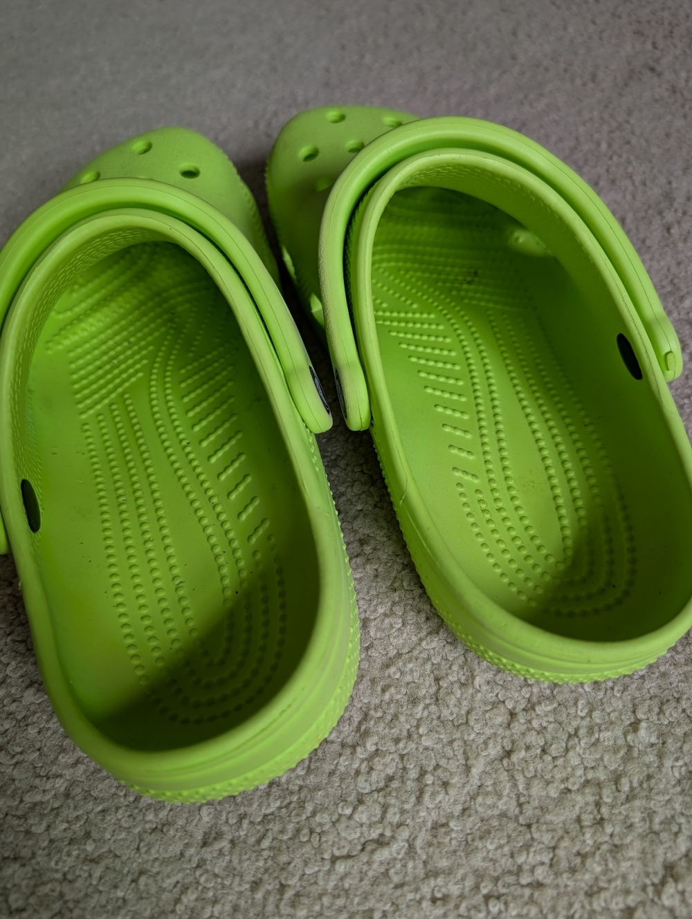 Neon Green Size J6 Or Women's Size 8-8.5 Crocs Clogs - Picture 7 of 10